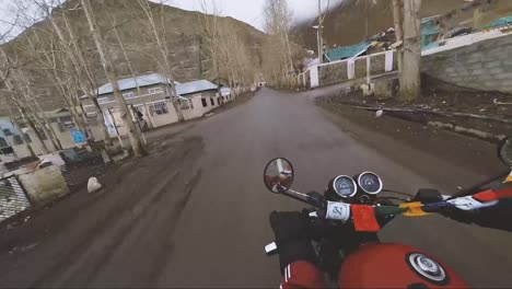 POV-Beim-Motorradfahren-Durch-Die-Himalaya-Straßen-Des-Spiti-Tals-In-Kaza,-Himachal-Pradesh,-Indien