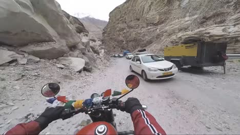 Punto-De-Vista-De-Andar-En-Bicicleta-Por-Las-Peligrosas-Carreteras-Del-Himalaya-En-El-Valle-De-Kinnaur-En-Himachal-Pradesh,-India