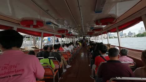 Zeitraffer-Einer-Touristenfähre-Auf-Dem-Fluss-Chao-Phraya-In-Bangkok,-Thailand