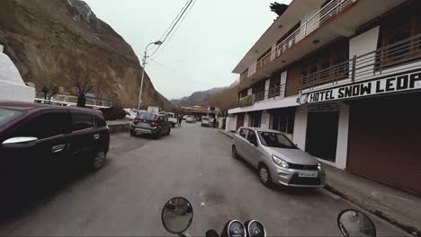 POV-Einer-Motorradfahrt-Durch-Ein-Himalaya-Dorf-Im-Spiti-Tal-In-Himachal-Pradesh,-Indien