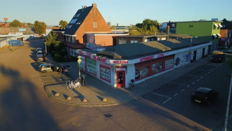Festes-Äußeres-Des-Polnischen-Supermarkts-Bei-Sonnenuntergang-Oder-Sonnenaufgang-In-Holland