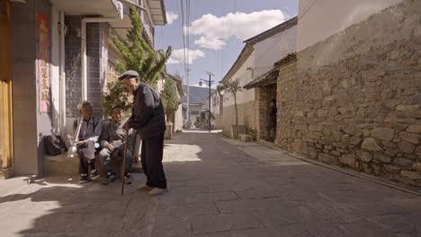 Personas-De-Minorías-étnicas-Fumando-En-Una-Aldea-En-Yunnan,-China