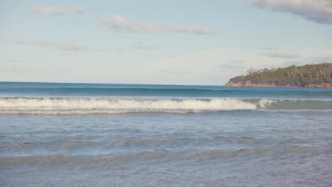 Clear-waves-braking-onto-beach