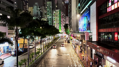 Tráfico-Ligero-En-Cámara-Lenta-Conduciendo-Por-Hennessy-Road-En-Wan-Chai,-Hong-Kong