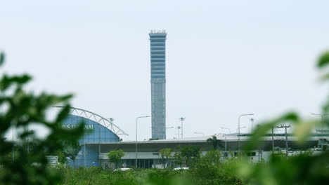 Turm-Des-Flugverkehrs-Kontaktzentrums-Des-Internationalen-Flughafens-Suvarnabhumi-In-Bangkok,-Thailand