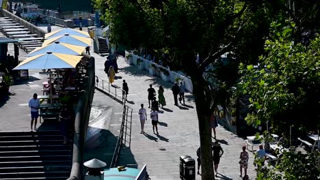 Menschen,-Die-Auf-Dem-Queens-Walk,-London,-Vereinigtes-Königreich,-An-Skate-Dream-Vorbeigehen