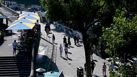 People-walking-past-Skate-Dream-on-the-Queens-Walk,-London,-United-Kingdom