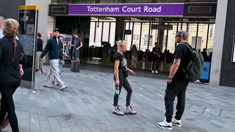 Entspannen-Vor-Der-U-Bahn-Station-Tottenham-Court-Road-Elizabeth-Line,-London,-Vereinigtes-Königreich