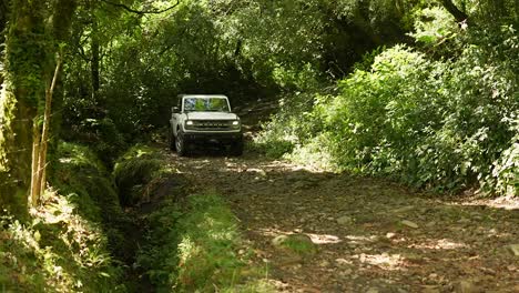 4x4,-Ford-Bronco-En-Las-Montañas,-Bronco-Moderno,-4x4