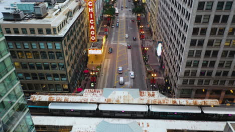 Vista-Aérea-Hacia-Atrás-Sobre-El-Tren-L-Detenido-En-North-State-Street,-En-Chicago