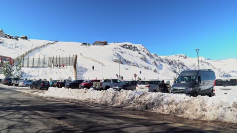 Vista-Panorámica-Del-Estacionamiento-Y-En-El-Parque-De-Nieve-Farellones,-Chile