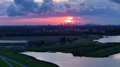 Erstaunliche-Skyline-Aufnahmen-In-Verschiedenen-Farben-über-Der-Fernen-Stadt-Rotterdam