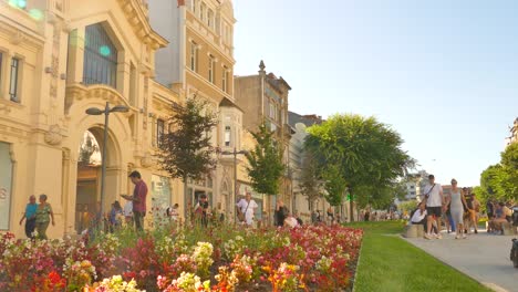 Turistas-En-Las-Calles-De-La-Avenida-Da-Liberdade-Con-Hermosos-Campos-De-Flores-De-Primavera-En-Braga,-Portugal