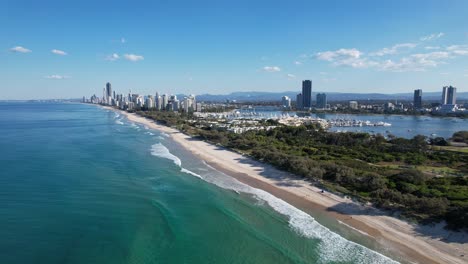 Summer-View-Of-Southport-Spit-On-The-Main-Beach,-Gold-Coast,-Queensland,-Australia