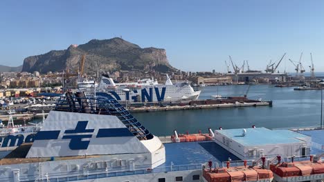 Cruceros-Atracados-En-El-Puerto-De-Palermo,-Italia.