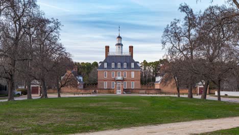 Gente-Pasando-Frente-Al-Palacio-Del-Gobernador-En-Williamsburg,-Virginia,-EE.UU.