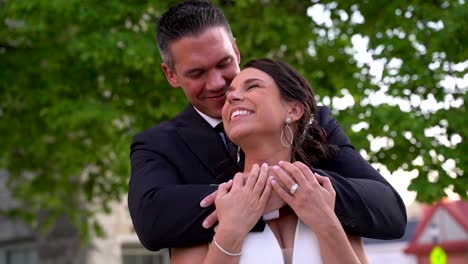 Hermosa-Pareja-Posando-El-Día-De-Su-Boda-4