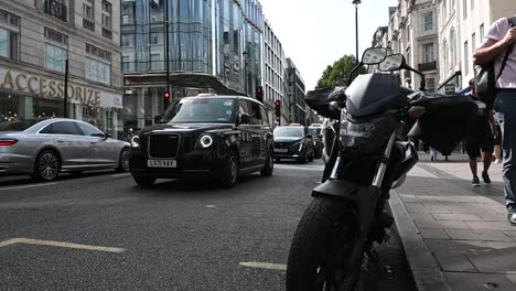 Radfahrer-Gegen-Motorradfahrer-In-Der-Tottenham-Court-Road,-London,-Vereinigtes-Königreich