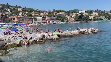 Touristen-Sonnen-Sich-An-Einem-Bezaubernden-Strand-In-Santa-Margherita-Ligure,-Italien