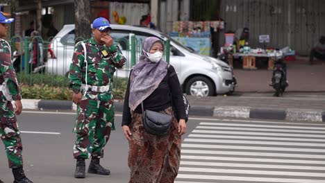 Las-Mujeres-Trabajadoras-Cruzan-La-Calle-Para-Ir-A-La-Estación-Senen-Y-Los-Agentes-De-Seguridad-Aseguran-Las-Actividades-En-Yakarta.