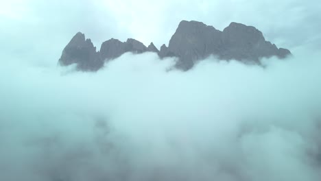 Himmel,-Nebel-Und-Nebel-Auf-Dem-Berggipfel-Der-Seiser-Alm---Filmisches-Drohnenshooting