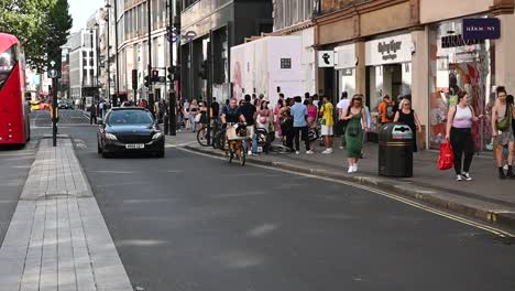 Los-Peatones-Y-Un-Coche-En-Oxford-Street,-Londres,-Reino-Unido