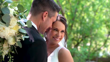 Hermosa-Pareja-Posando-El-Día-De-Su-Boda-2