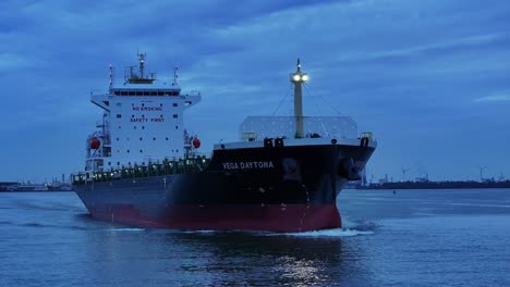 Das-Containerschiff-Vega-Daytona-Auf-Dem-Fluss-Dortsche-Kil