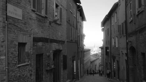 Retro-Blick-Auf-Die-Charmante-Altstadt,-Heimat-Des-Berühmten-Malers-Raphael-In-Urbino,-Italien