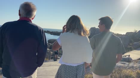 Pequeña-Familia-Caminando-Por-La-Costa-Rocosa-De-Galicia-Al-Atardecer,-España