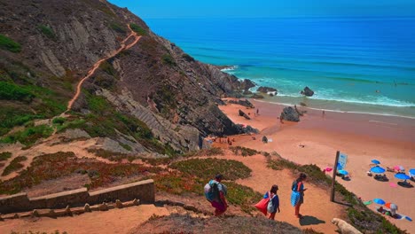 Familias-Que-Llegan-A-La-Playa-Para-Pasar-Un-Día-Bajo-El-Sol