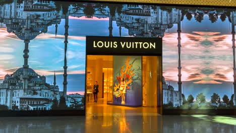 Interessante-Kreative-Louis-Vuitton-Schaufensterfront-Am-Internationalen-Flughafen-In-Istanbul,-Türkei,-Coole-Bewegliche-Kunst,-Geschäftiger-Flughafen-Mit-Luxusgeschäften,-4K-Aufnahme