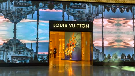 Interesante-Escaparate-Creativo-De-Louis-Vuitton-En-El-Aeropuerto-Internacional-De-Estambul,-Turquía,-Arte-En-Movimiento,-Aeropuerto-Concurrido-Con-Tiendas-De-Lujo,-Toma-De-4k