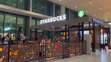 Starbucks-Am-Internationalen-Flughafen-Von-Malaga,-Spanien,-Berühmter-Kaffeeplatz,-Kurze-Kaffeepause,-4k-Aufnahme