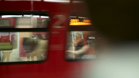 Passagiere,-Die-Am-Bahnhof-Warten,-Kreative-Aufnahme-Durch-Einen-Vorbeifahrenden-Zug