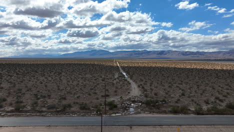 Rebaño-De-Ovejas-A-Lo-Largo-De-Una-Carretera-En-El-Desierto-De-Mojave---Aéreo
