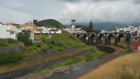 Municipio,-Plaza-Central-De-Ribeira-Grande-Y-El-Puente-Ponte-Dos-Oito-Arcos,-Isla-De-Sao-Miguel,-Azores,-Portugal---Julio
