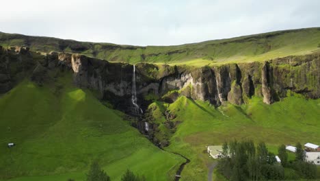 Wunderschöner-Wasserfall-Im-Hinterhof-Im-Süden-Islands