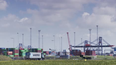 Establecedor-Del-Puerto-Internacional-De-Carga-De-Buques-Portacontenedores-En-Rotterdam,-Países-Bajos