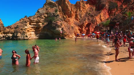 Residentes-Y-Turistas-Disfrutando-Del-Sol-De-Verano-En-La-Praia-Do-Camilo,-Una-Pintoresca-Playa-En-El-Algarve,-Lagos,-Portugal