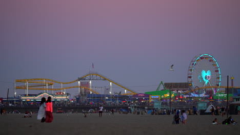 Santa-Monica-Pacific-Pier-Park-Und-Fahrgeschäfte-In-Der-Abenddämmerung---Zeitlupe