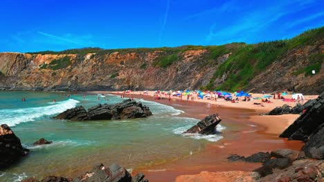 Menschen-Genießen-Einen-Tag-Mit-Heißem-Wetter-An-Der-Küste-Der-Algarve