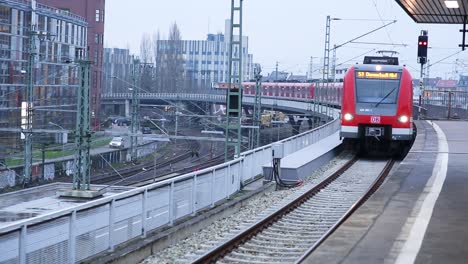 El-Tren-Rojo-Alemán-Db-Llega-A-La-Estación-De-Tren-De-Frankfurt,-Los-Pasajeros-Esperan