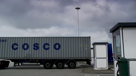 Container-truck-enters-unloading-point-at-international-harbor,-concept-export