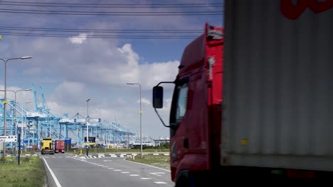 Container-Lkw-Verlassen-Den-Internationalen-Hafen-Von-Rotterdam,-Um-Waren-Zu-Liefern