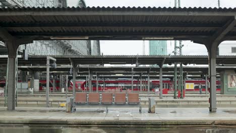 Passengers-at-German-railway-station-in-Frankfurt,-passing-trains,-static-shot