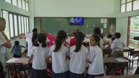 Un-Aula-Llena-De-Niños-Tailandeses-Con-Uniforme-Escolar-Bailando-Y-Felices-En-La-Escuela