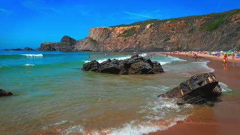 Día-De-Playa-Para-Turistas-Y-Locales-En-La-Playa-Praia-Da-Amália,-Portugal