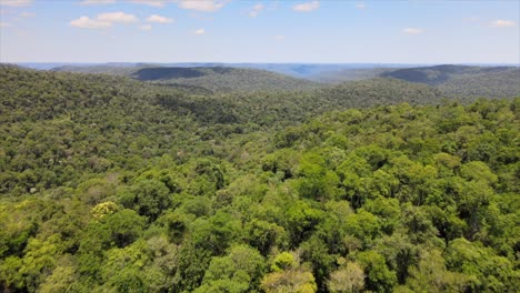 Dron-Avanzando-Sobre-Una-Selva-Tropical-Con-Un-Hermoso-Cielo-Azul-Y-Nubes-Impresionantes,-Capturando-La-Vibrante-Vegetación-Y-Los-Pintorescos-Cielos-De-Arriba