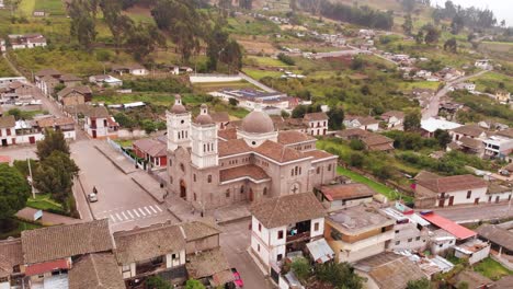Vista-Aérea-De-La-Iglesia-Catedral-Y-Casas-En-Un-Pequeño-Pueblo-De-Pasa-Ecuador